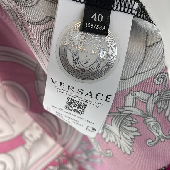 Versace baroque pink print t shirt sz 40 / US sz 10. (Loc Dddd) - Picture 4 of 8